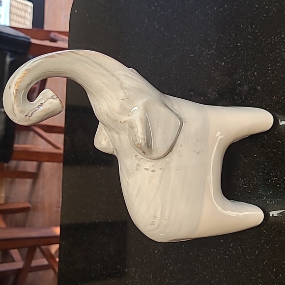 🐘 Ceramic Two-Tone Elephant - Picture 3 of 6